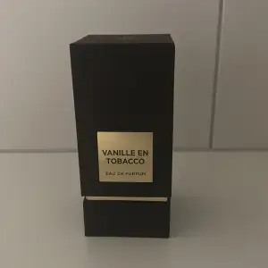 Tobacco vanillie dups luktar exaktt som äkta om inte retunera den. Det är minst 75 ml kvar i den. Luktar jätte gott och unik.