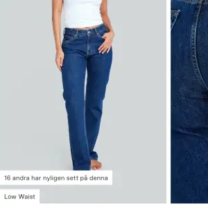 Säljer dessa snygga blå Low waist jeans från Bikbok. Storlek: Waist 25. Length 32. Säljer för att de inte används. 💙 Nypris 699kr