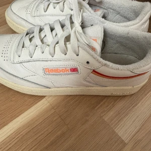 Reeboks - Säljer dessa sparsamt använda Reeboks. Perfekta nu till våren!!🥰🥰🥰