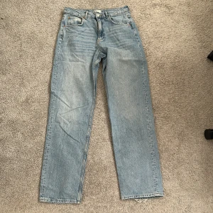 Jeans - Högmidjade jeans. Säljer då de ej kommer till användning längre.