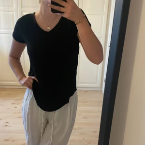 Svart T-shirt - En svart tshirt med lite vform, supersjuk och stretchigt material🥰i storlek s men eftersom materialet är så mjukt är de mer likt s eller större!
