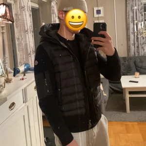 Moncler cardigan  - Jag säljer nu min moncler cardigan i storlek M som inte kommer till användning. Priset är inte hugget i sten