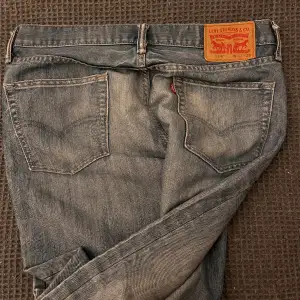 Levi’s Jeans i modell 514 straight leg Bra skick men tyvärr lite för stora för mig! 