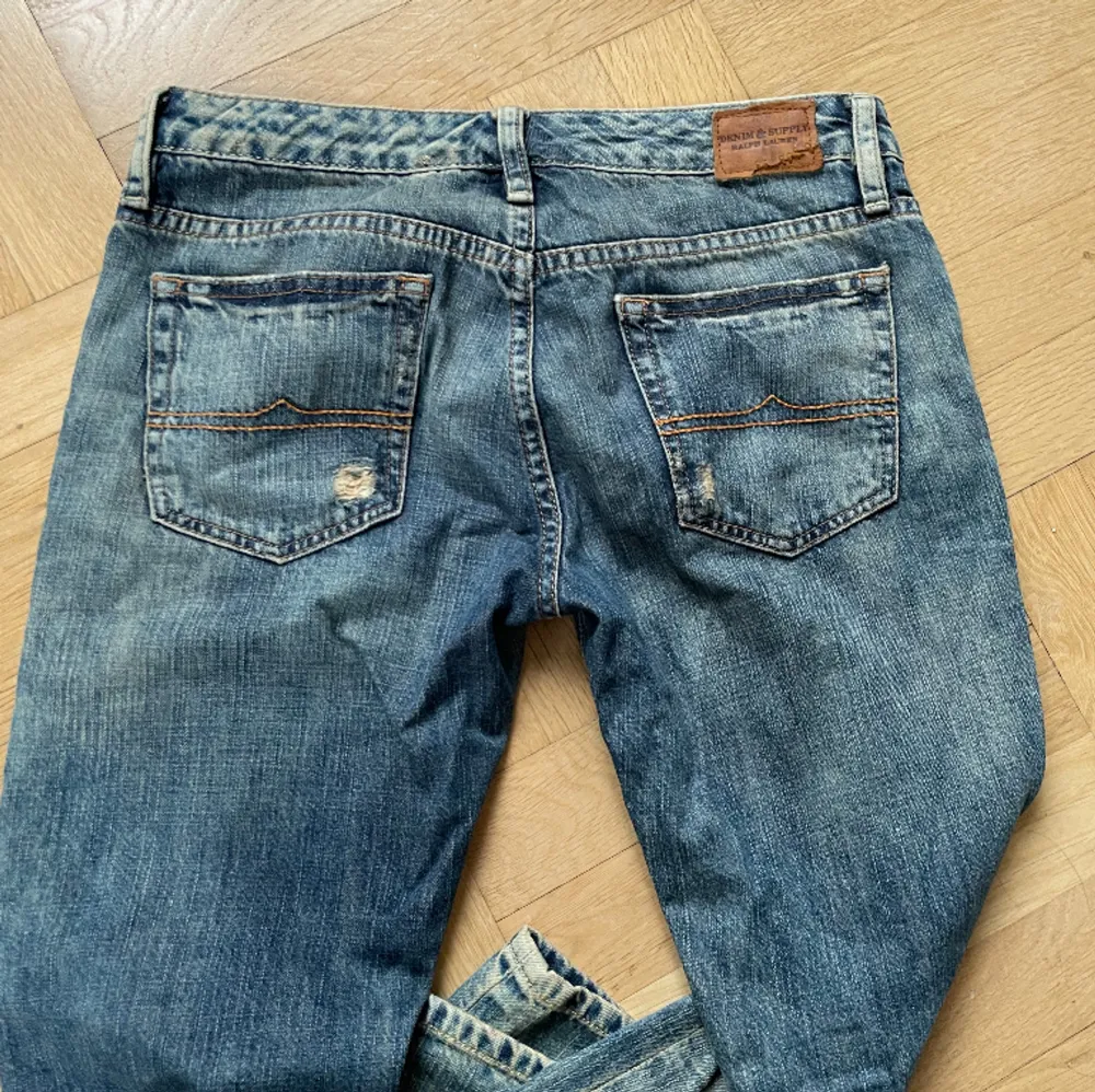 Superfina low waist slitna Denim and Supply jeans i storlek 34. Ganska korta i benen så passar typ den som är 155-170 cm men inte längre!. Jeans & Byxor.