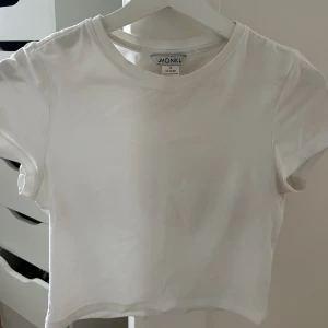 T-shirt  - Snygg vanlig T-shirt från monki som passar till allt💞