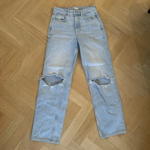 Jeans med hål - Såå snygga trasiga jeans från Gina tricot🩵skriv privat om ni vill ha bild på! 