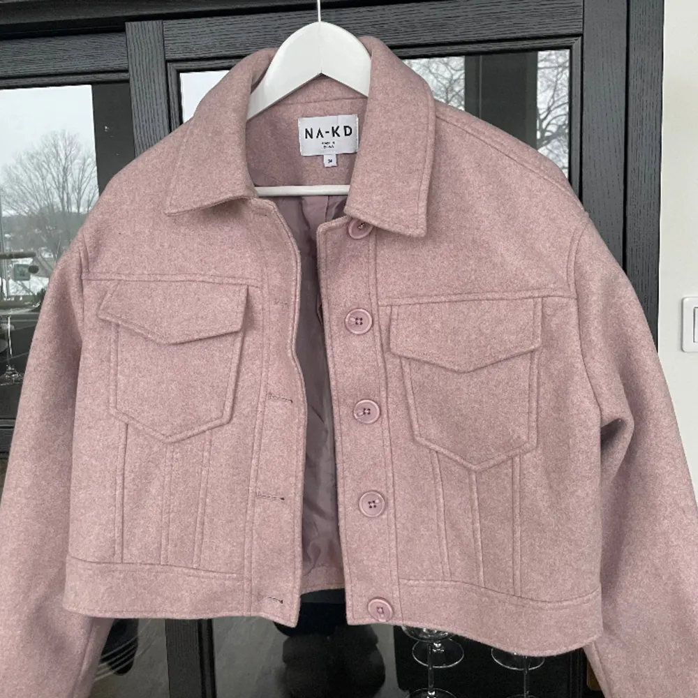 Helt ny vår/höst jacka fra NA-KD, färgen rosa. I størrelse 34. Köpt ett år sedan, kom aldrig till bruk.  Ny pris 499:- . Jackor.