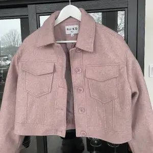 Helt ny vår/höst jacka fra NA-KD, färgen rosa. I størrelse 34. Köpt ett år sedan, kom aldrig till bruk.  Ny pris 499:- 
