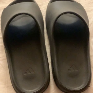 Yeezy slides  - Endast testade extremt sköna men dem kommer inte till användning.