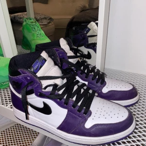 Nike air Jordan 1 court purple - Säljer mina jordans. Finns kvitto o bevis på att de är äkta. Köpa från goat. Säljer då jag har andra jordans. 