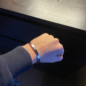 Metall armband  - Säljer nu dessa riktigt feta armband, limiterat antal så gäller att vara snabb 1st-119kr 2st- 199 kr  Skriv om intresserad  