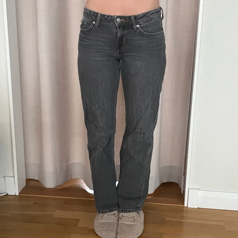 Low waisted jeans från weekday i modellen arrow Low, säljer då dom är för små för mig och därav är dom knappt använda och alltså i nyskick. Priset kan diskuteras💗. Jeans & Byxor.