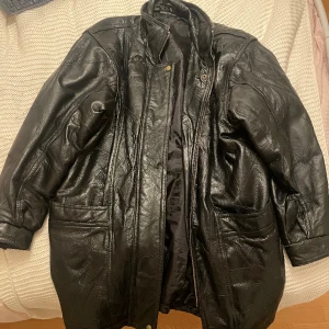 Skinnjacka  - Skit snygg oversized skinnjacka perfekt till våren.  100% läder köpt secondhand 