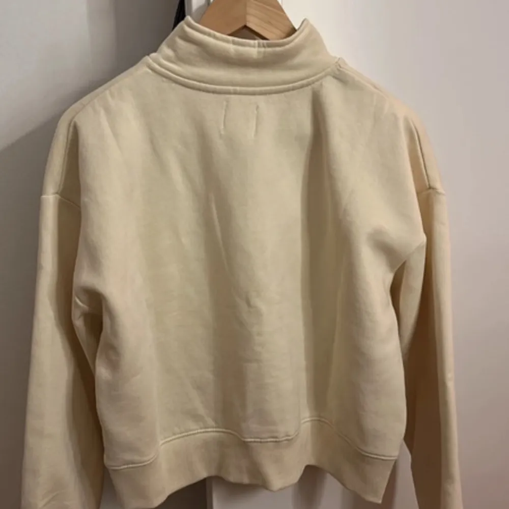 Varm beige färg. Endast använd en gång. Storlek xs men passar mig som är s/m. Hoodies.