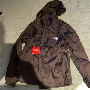 North face regn/vind jacka (VILL BLI AV MED SÅ GE GÄRNA BUD) - Köpte denna jacka under tidig vinter och säljer den här då den inte passar mig och jag väntat för länge med att lämna tillbaka den. Det är storlek L men sitter som en Medium. Är också aldrig använd då den som sagt inte passade mig. Köptes för ca 1000