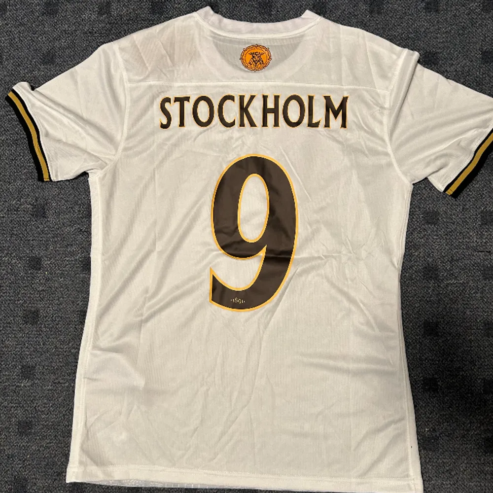 Helt oanvänd AIK Special Edition tröja i storlek M med tagg. Namn på tröjan är STOCKHOLM och nummer 7. T-shirts.