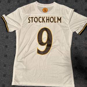 Helt oanvänd AIK Special Edition tröja i storlek M med tagg. Namn på tröjan är STOCKHOLM och nummer 7