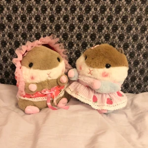 Kawaii gosedjur  - 2st kawaii gosedjur som jag vann i en claw machine i Stockholm! Supersöta som dekorationer. Kläderna på gosedjuren går att ta av! 100kr/st  eller båda för 150! 3 för 2 på allt jag säljer 💓