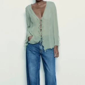 Blus - Grön blus med knyte. Använd en gång för ett fotoprojekt så i princip i nyskick! Storlek M