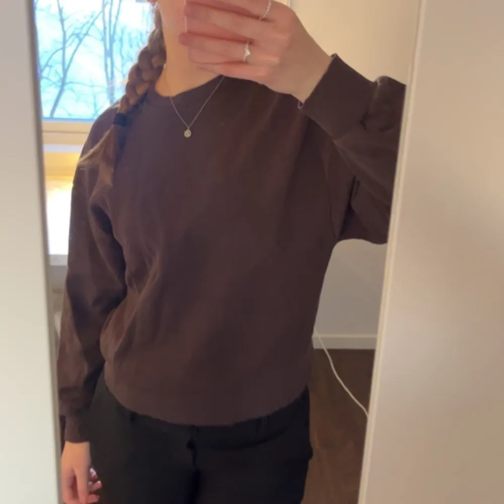 Brun sweatshirt från Gina i storlek XS som knappt är använd😊  Säljer för 40kr +frakt!! . Tröjor & Koftor.