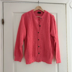 Vintage kofta - Vintage stickad kofta, supermysig på! Står inte storlek men skulle säga L, sitter fint på S/M. 