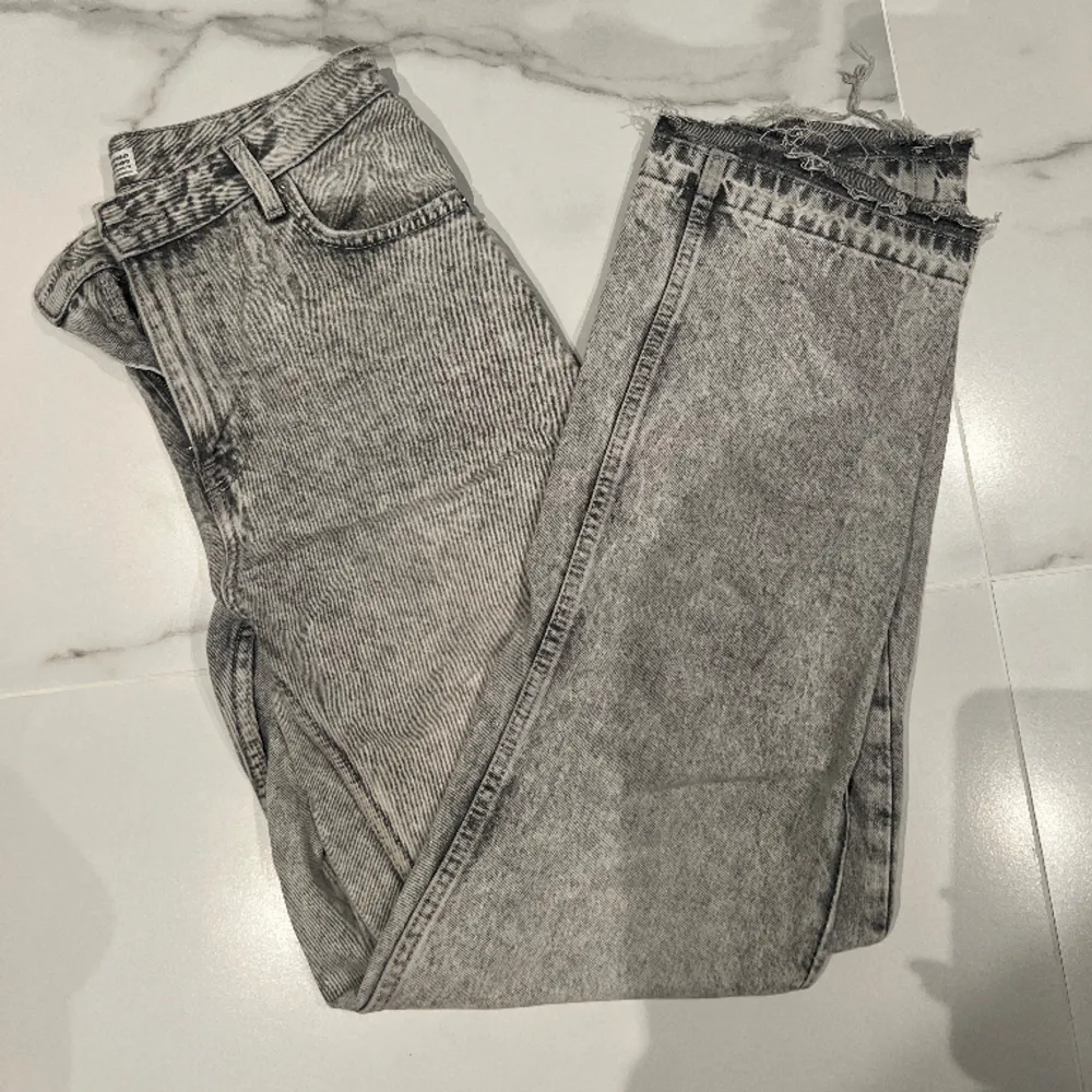 Grå jeans från bershka 😍😍. Jeans & Byxor.