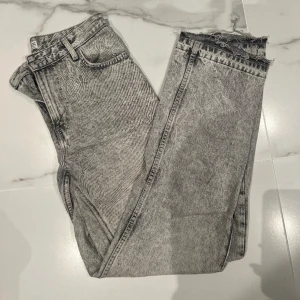 Grå jeans  - Grå jeans från bershka 😍😍