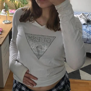 Guess tröja - Långärmad tröja från Guess jag tror är äkta 💫 Lite strass har åkt av men inte mycket. Den är i använt men bra skick. Det är ett litet hål vid handleden, kan skicka bild vid förfrågan 😇