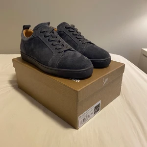 Christian Louboutins - Säljer mina helt nya och oanvända gråa Louboutins i storlek 46