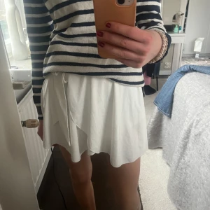 Vit kjol med knyt detalj - Super söt vit kjol med knytdetalj💘 perfekt för sommaren😍