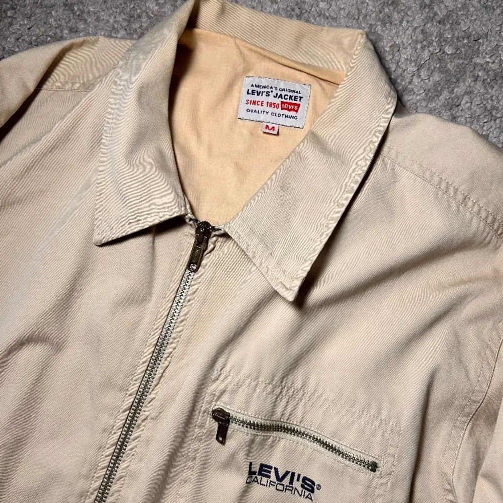 En fin vintage Levi’s jacka köpt för några år sedan. Storleken är M och den har en boxy cut. Fint skick!. Jackor.