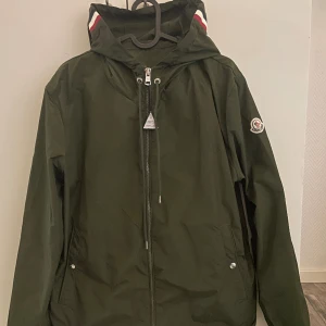 Moncler windbreaker - 🔵Skick 10/10🔵 Storlek 3 vilket motsvarar M🔵