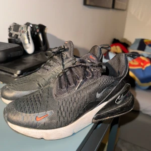 Nike air Max 270 - Okej skick  köpta på footlocker för 2300 