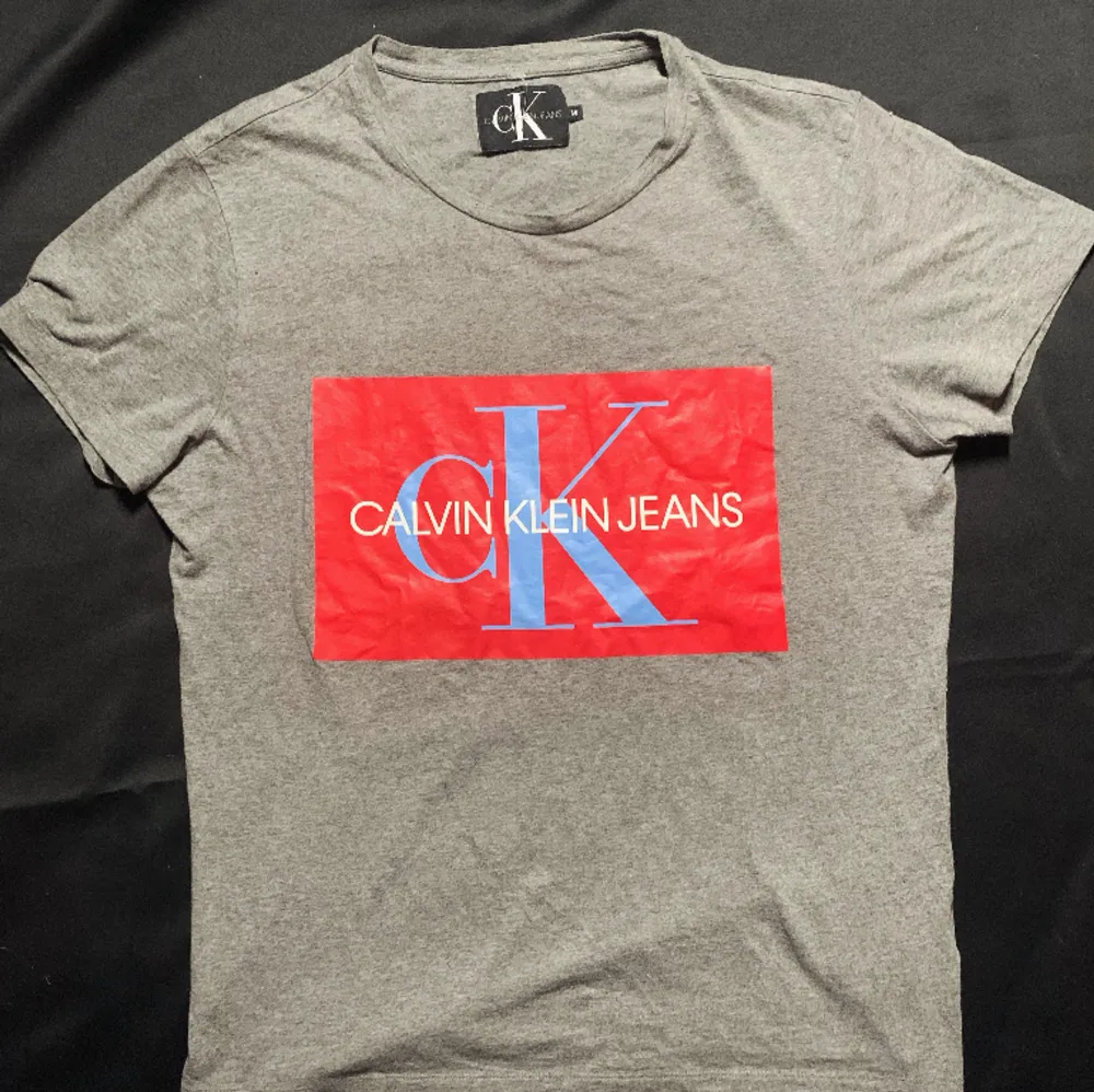 CK Jeans T-shirt i bra skick.. T-shirts.