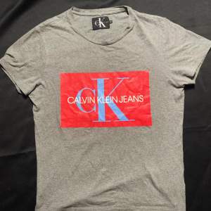 CK Jeans T-shirt i bra skick.