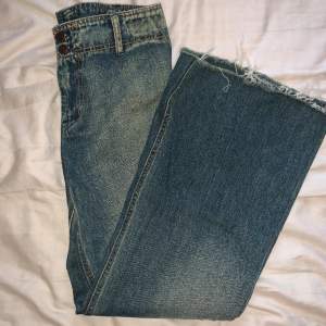 Säljer mina vintage low rise jeans från gul o blå då de inte passar längre. Byxorna har inga defekter men är små i strl men kan även stretchas ut efter att ha tvättats vilket är märkets egna råd😊