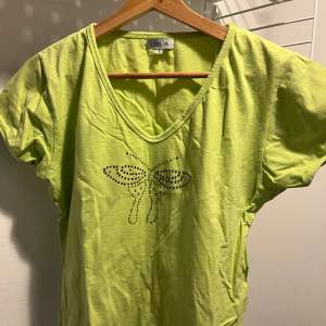 En grön tröja med rinestones från LOLA. Är i storlek L men skulle också passa M.