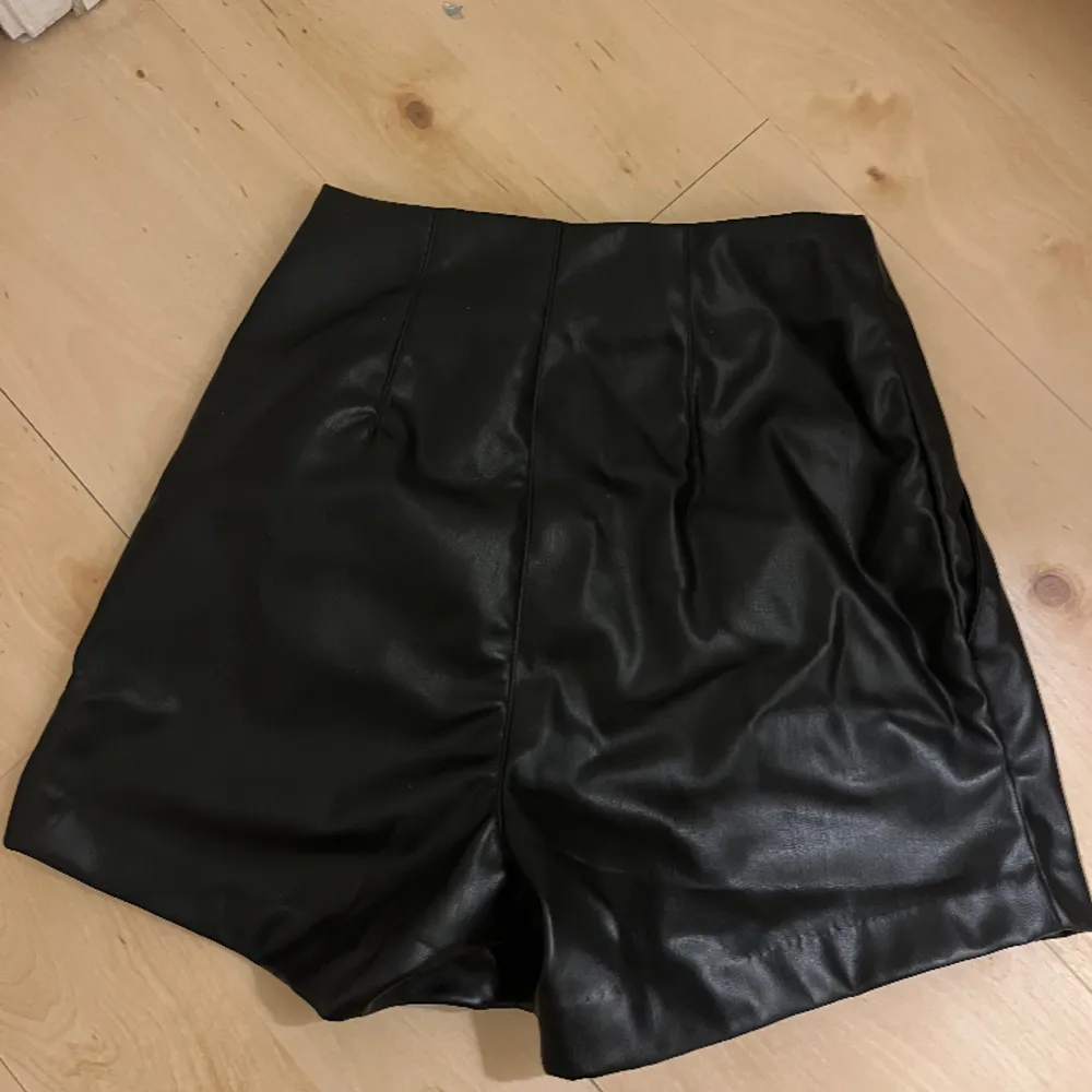 Jätte fina skinn shorts. Köpta för ett tag sedan men aldrig använda. Diskuterbart pris. . Shorts.