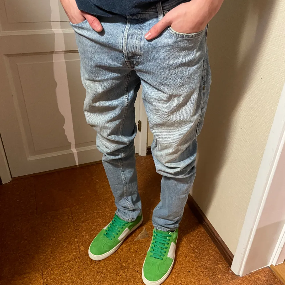 | Jack and Jones jeans | storlek: 28/32 | skick: bra | modellen på bilden är 179 och väger ca 63 | Fraktas spårbart via postnord📩📦 | leveranstid 1-3 arbetsdagar | hör av er vid frågor och funderingar🙌🤝. Jeans & Byxor.