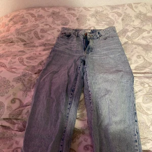jeans - knappt använda finns inga tecken på att dom har vart använda
