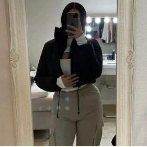 Croppad jacka - Croppad jacka i storlek L. Aldrig använd.