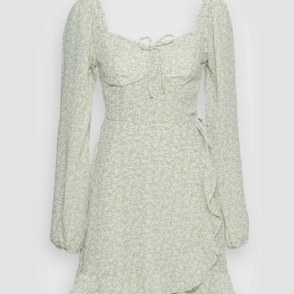 En extremt fin Hollister klänning som är köpt sommaren 2022. Den är jätte bekväm men har insett att grön inte är min färg och skulle passa någon annan mycket bättre!❤️ Storlek Xs. Använd 5 gånger, som ny. Köpt för 699 kr från Zalando.. Klänningar.