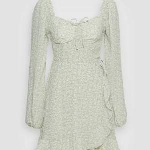 En extremt fin Hollister klänning som är köpt sommaren 2022. Den är jätte bekväm men har insett att grön inte är min färg och skulle passa någon annan mycket bättre!❤️ Storlek Xs. Använd 5 gånger, som ny. Köpt för 699 kr från Zalando.