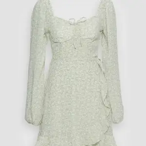 En extremt fin Hollister klänning som är köpt sommaren 2022. Den är jätte bekväm men har insett att grön inte är min färg och skulle passa någon annan mycket bättre!❤️ Storlek Xs. Använd 5 gånger, som ny. Köpt för 699 kr från Zalando.