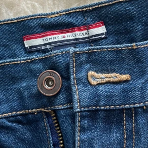 Jeans - Extremt lågmidjade jeans från Tommy Hilfiger. Rak passform! Köpta på Beyond Retro i Göteborg.🥰