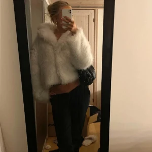 Pälsjacka  - Vit pälsjacka ifrån GinaTricot🌺