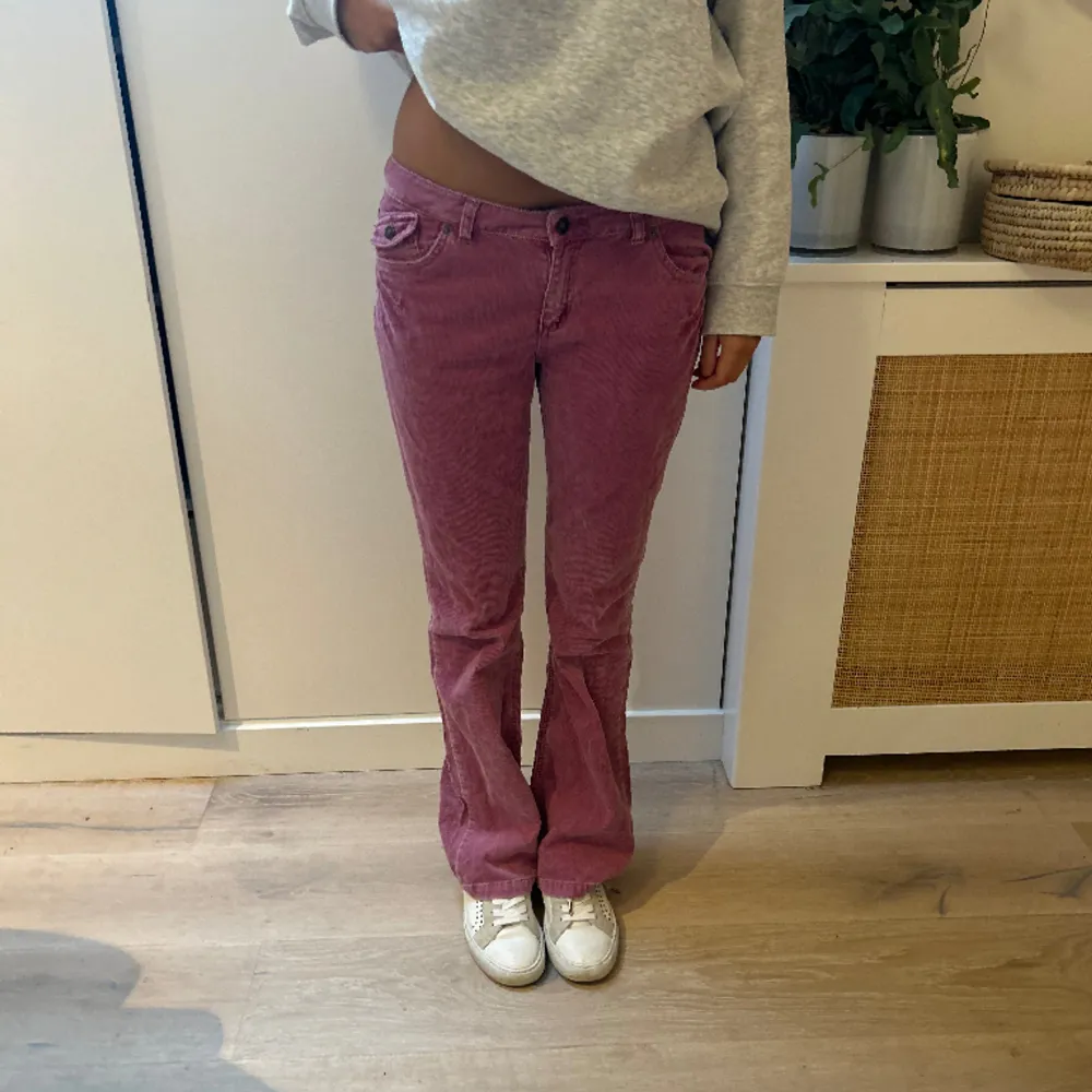 Säljer dessa jätte snygga rosa lågmidjade  jeans då dom inte kommer till användning. Jeans & Byxor.