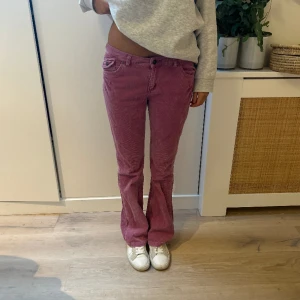 Lågmidjade rosa jeans  - Säljer dessa jätte snygga rosa lågmidjade  jeans då dom inte kommer till användning