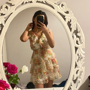 Blommig klänning  - En blommig lite gammaldagsig klänning super fin men den är lite stor för mig🫠 Den passar väldigt bra för dem med Sthlmstil 