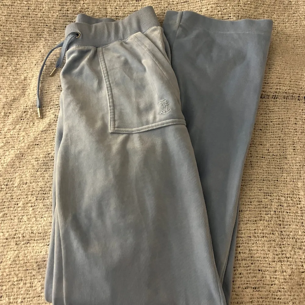 Säljer nu mina älskade juicy couture byxor i en fin ljusblå färg🩵 Storlek S på dessa och dem är köpta på Raglady i Göteborg. Säljer eftersom jag ej får användning av dessa men dem är i nyskick.. Jeans & Byxor.